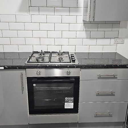 Spacious Double Bedroom With Private Toilet And Shared Kitchen With On Premesis Parking Oldbury  Extérieur photo