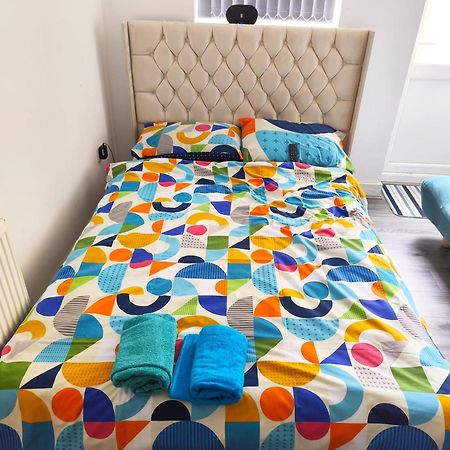 Spacious Double Bedroom With Private Toilet And Shared Kitchen With On Premesis Parking Oldbury  Extérieur photo