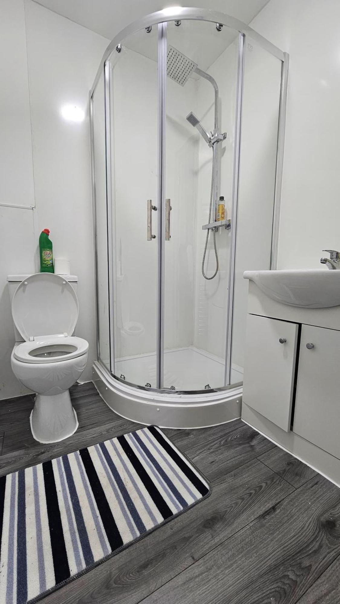 Spacious Double Bedroom With Private Toilet And Shared Kitchen With On Premesis Parking Oldbury  Extérieur photo