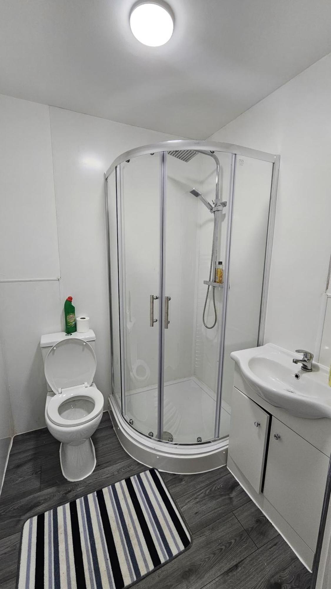 Spacious Double Bedroom With Private Toilet And Shared Kitchen With On Premesis Parking Oldbury  Extérieur photo