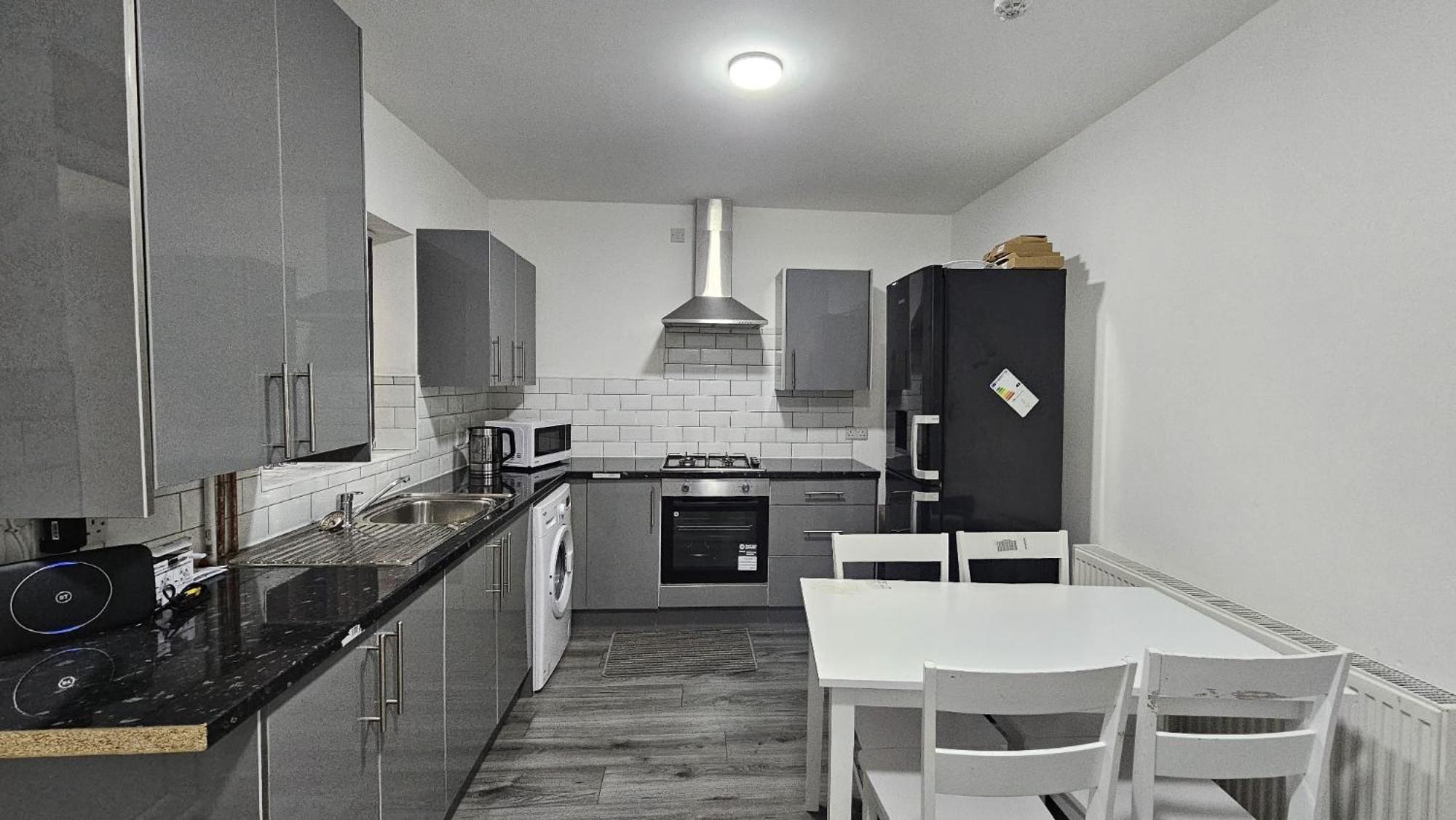 Spacious Double Bedroom With Private Toilet And Shared Kitchen With On Premesis Parking Oldbury  Extérieur photo