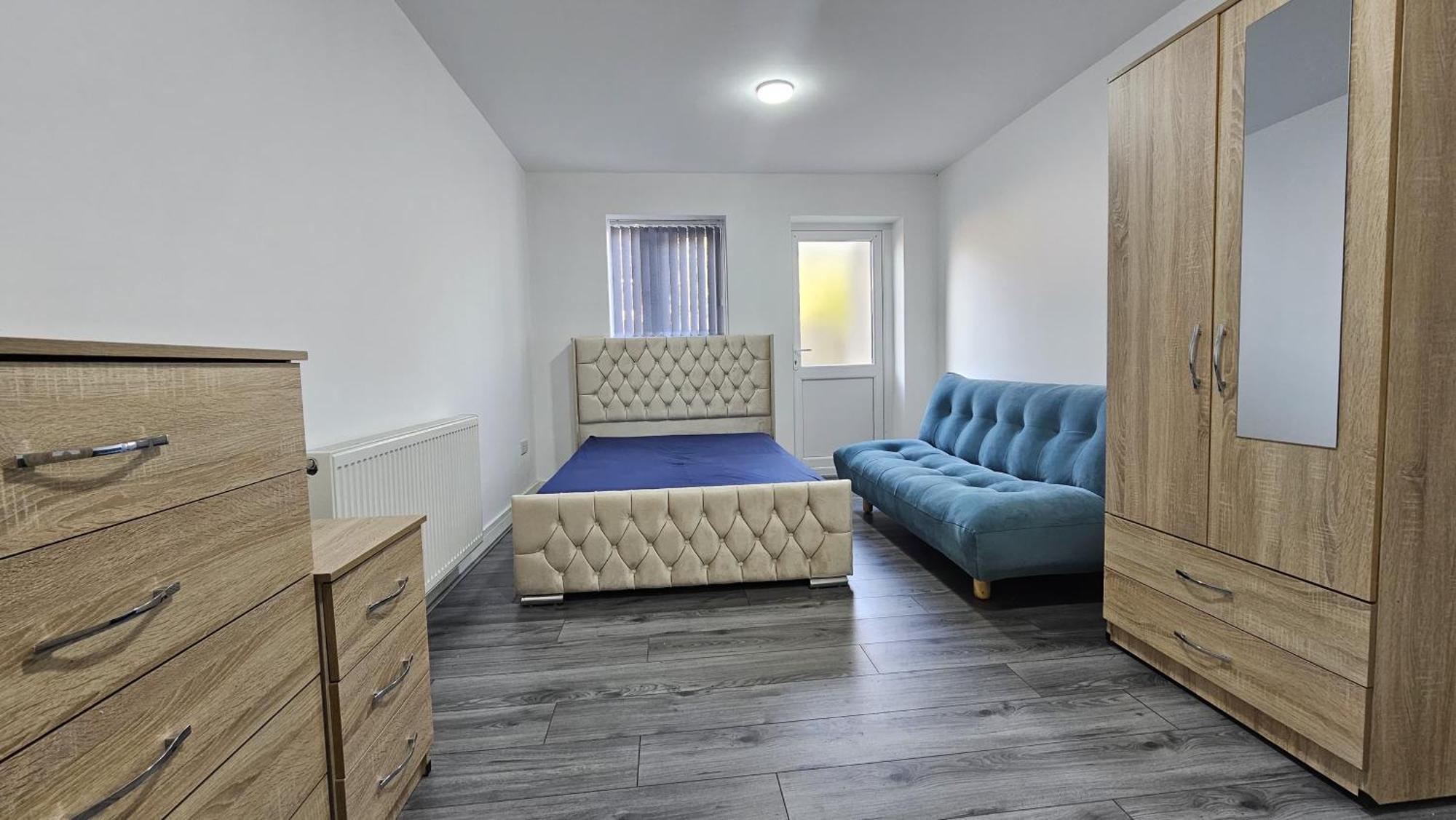 Spacious Double Bedroom With Private Toilet And Shared Kitchen With On Premesis Parking Oldbury  Extérieur photo