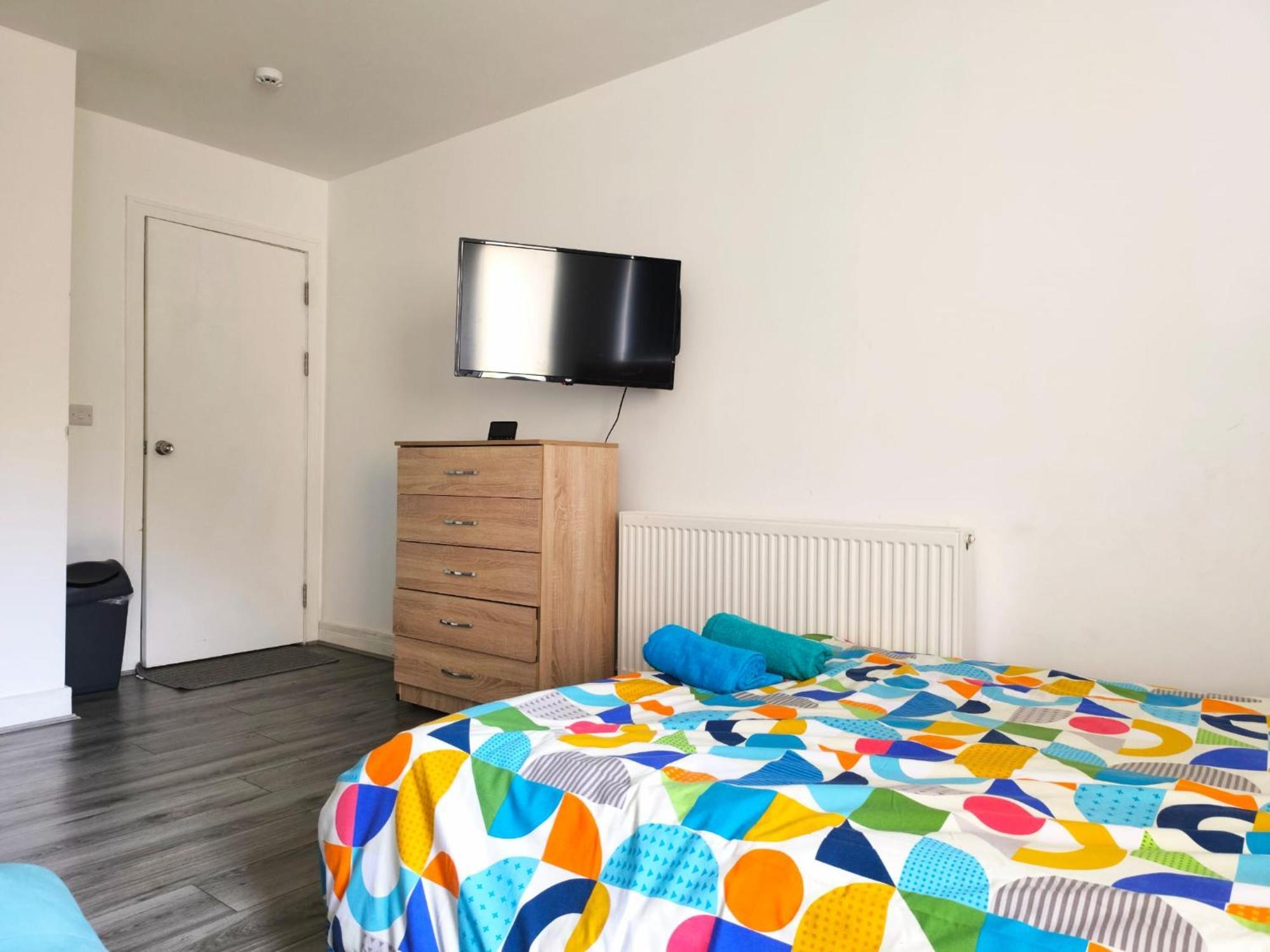 Spacious Double Bedroom With Private Toilet And Shared Kitchen With On Premesis Parking Oldbury  Extérieur photo