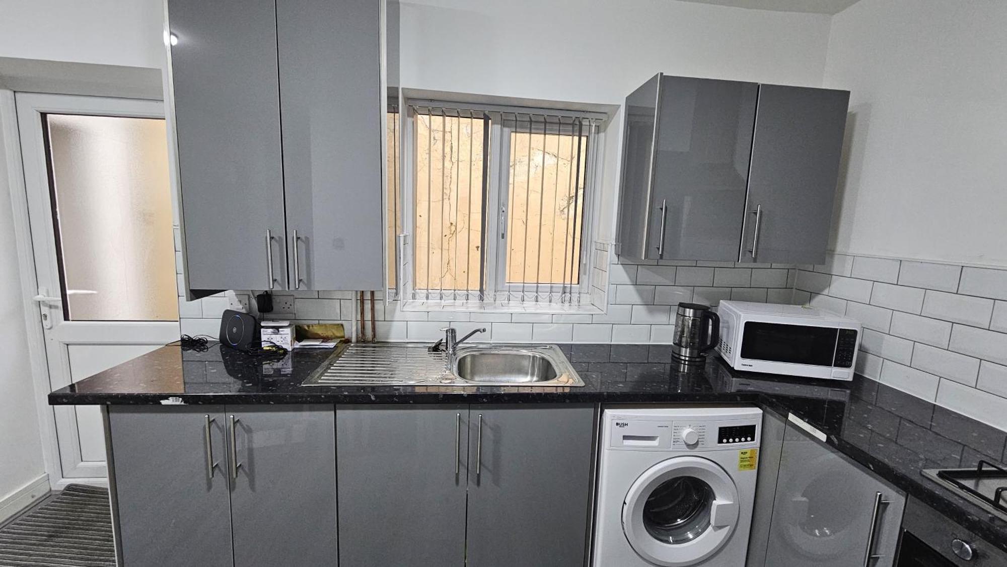 Spacious Double Bedroom With Private Toilet And Shared Kitchen With On Premesis Parking Oldbury  Extérieur photo