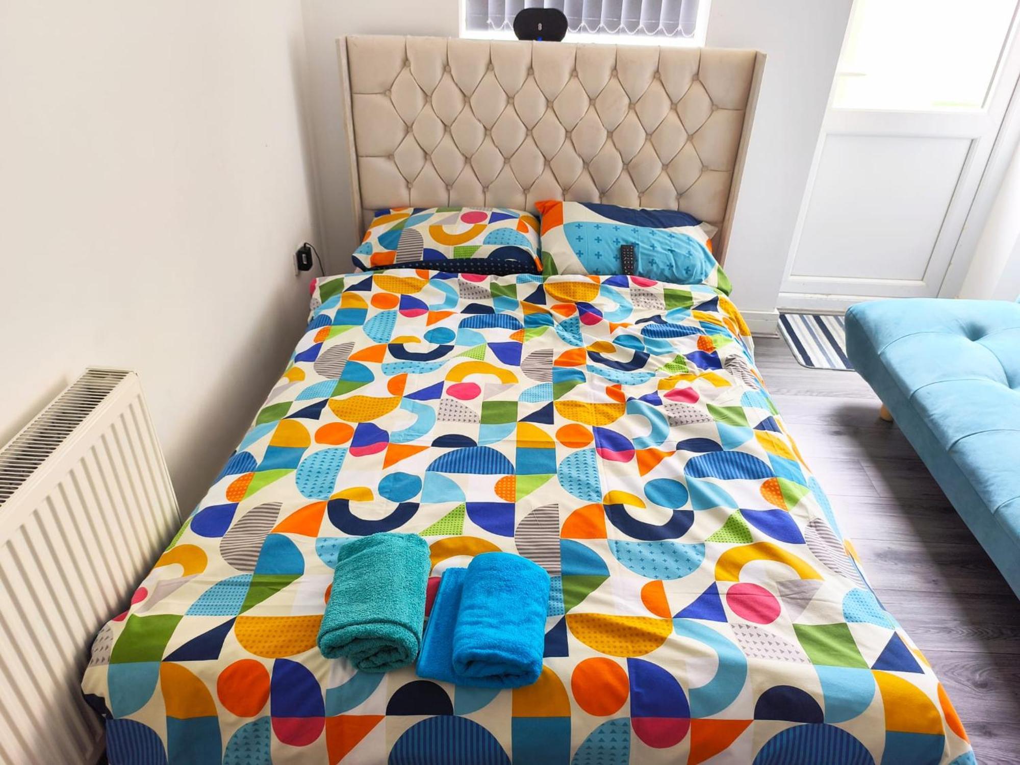 Spacious Double Bedroom With Private Toilet And Shared Kitchen With On Premesis Parking Oldbury  Extérieur photo
